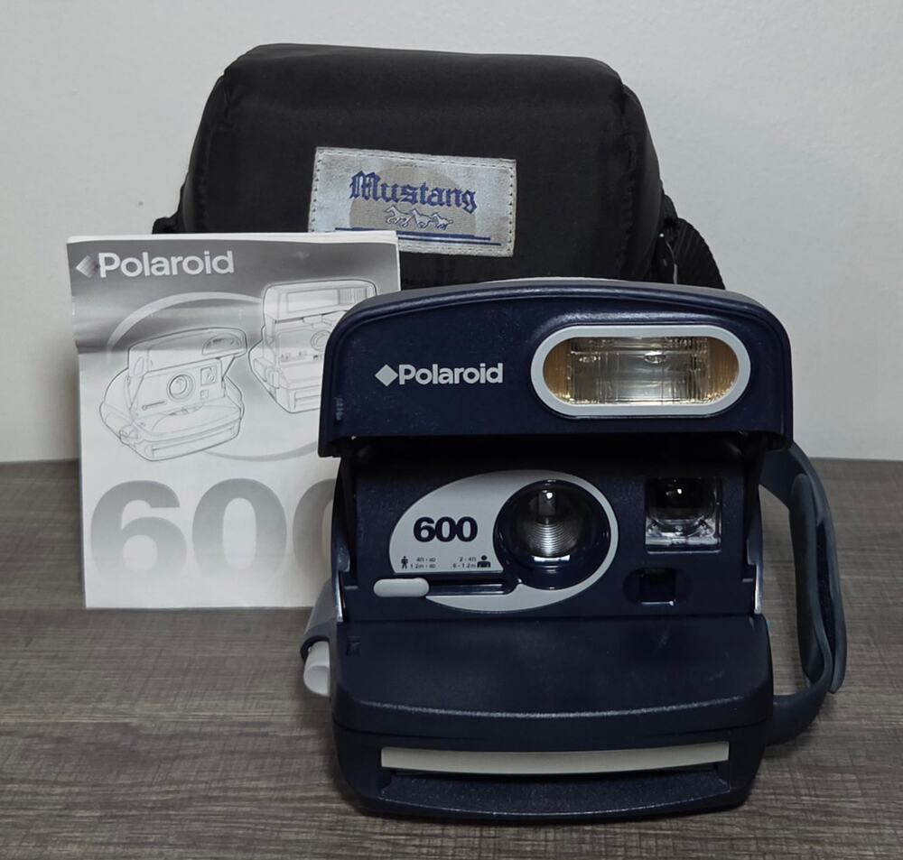 Polaroid Vintage Blue 600 Round Instant Film Camera With Manual & Carrying Bag